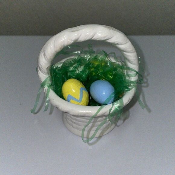 Small white ceramic Easter basket with 4 tiny painted eggs - Picture 1 of 6